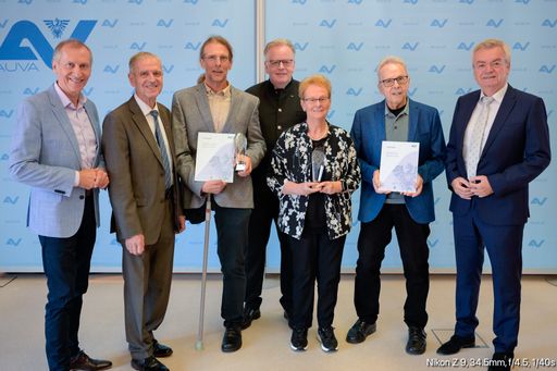  Bild zeigt (von links nach rechts) AK Steiermark-Präsident Josef
Pesserl, Vorsitzender des AUVA-Landesstellenausschusses Graz, KommR
Günther Stangl, DI Arno Gehrer, DI Dr, Hannes Weißenbacher, Direktor
der AUVA-Landesstelle Graz, die Eltern von Thomas Kiu-Mossier und
der stv. Landeshauptmann der Steiermark, Anton Lang.