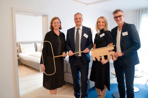Aufgesperrt & feierlich eröffnet. Landesrätin Barbara
Eibinger-Miedl, Heilthermen Resort Geschäftsführer Gernot Deutsch
und Architekten-Duo Marleen Viereck-Kals und Gerhard Kreiner