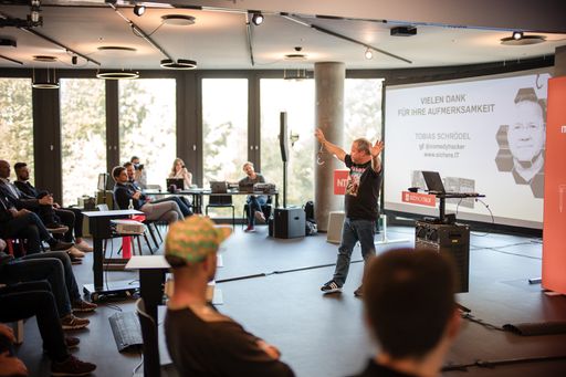 Vorschau Bild von Tobias Schrödel, Comedyhacker: Ich glaube, es h@kt! –
Live-Hacking