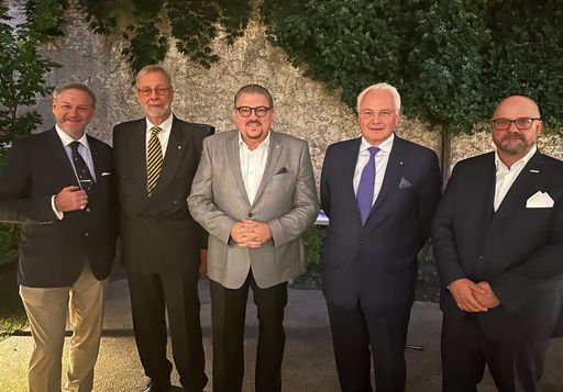  Star-Tenor Michael Schade (mi.) zu Gast beim
Benefiz-Gartencocktail des MALTESER Ordenshauses.