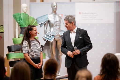 Vorschau Bild von COMÚN-Vorsitzende Veronika Bohrn Mena & BMK-Sektionschef
Christian Holzer