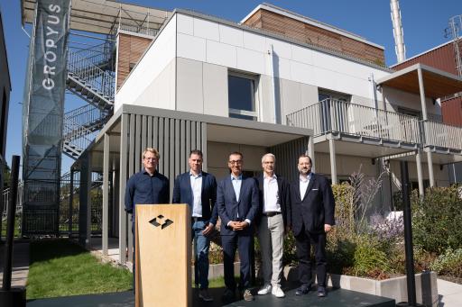  Bundesminister Özdemir bei der Sneak Preview Richen vor dem
GROPYUS Mock Up (vlnr Philipp Erler, CTO GROPYUS, Markus Fuhrmann,
CEO GROPYUS, Cem Özdemir, Bundesminister für Ernährung und
Landwirtschaft, Michael Menz, CAO GROPYUS Daniel Riedl, Chief
Development Officer und Mitglied des Vorstands der Vonovia SE)