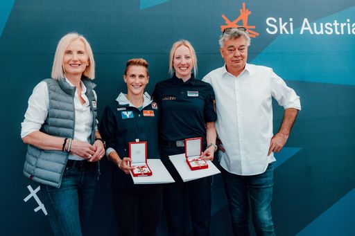 Vorschau Bild von Skispringerin Eva Pinkelnig und Langläuferin Teresa Stadlober
erhalten am Tag des Sports am Wiener Heldenplatz das Ehrenzeichen
der Republik Österreich.