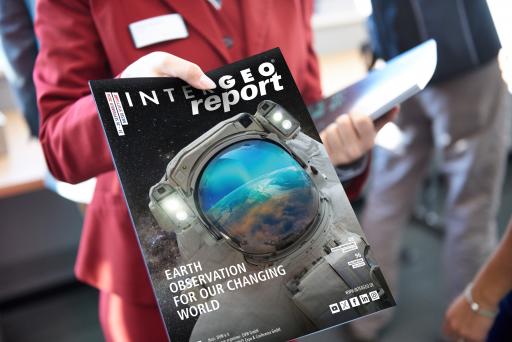Die INTERGEO 2024 zeigt die Bedeutung von Geoinformation, mit
Fokus auf Erdbeobachtung, digitale Zwillinge, BIM und KI. Sie bietet
eine einzigartige Plattform, um sich über die neuesten Trends in
Digitalisierung, Bauwirtschaft und Ingenieurgeodäsie auszutauschen.
/ Weiterer Text über ots und www.presseportal.de/nr/134787 / Die
Verwendung dieses Bildes für redaktionelle Zwecke ist unter
Beachtung aller mitgeteilten Nutzungsbedingungen zulässig und dann
auch honorarfrei. Veröffentlichung ausschließlich mit
Bildrechte-Hinweis.