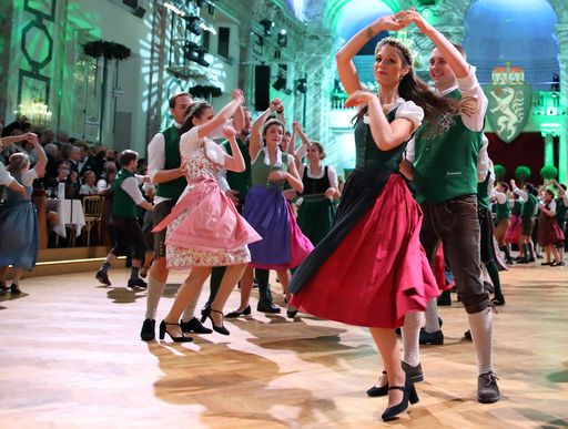 Am kommenden Samstag, 28. September 2024, findet das Vortanzen
für den Steirerball 2025 auf der Grazer Herbstmesse statt. Anmeldung
unter: info@tanzschule-eichler.at