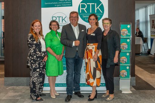 v.l. RTK-Geschäftsführerin Uschi Huber, Ebru Z.
Ozanolgullari-Oucherif, RTK-Key Account Managerin (ab 1.10.),
RTK-Präsident Thomas Ziegler, GF Design Center Linz, RTK Head of
Sales and Events Carina Kapeller und RTK-Vorstandsmitglied Gundula
Feichtenschlager-Schimek, GF ARCOTEL Nike Linz, beim RTK-Event
Oberösterreich im Courtyard by Marriott Linz.