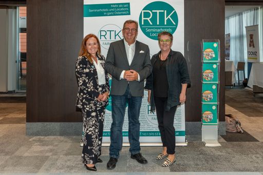 Vorschau Bild von v.l. RTK-Geschäftsführerin Uschi Huber, RTK-Präsident Thomas
Ziegler, GF Design Center Linz, und RTK-Vorstandsmitglied Gundula
Feichtenschlager-Schimek, GF ARCOTEL Nike Linz, beim RTK-Event
Oberösterreich im Courtyard by Marriott Linz.