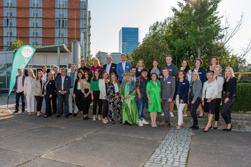 Vorschau Bild von Ausstellerinnen und Aussteller mit dem RTK-Team und der Steyrer
Wasserfrau beim RTK-Event Oberösterreich im Courtyard by Marriott
Linz.