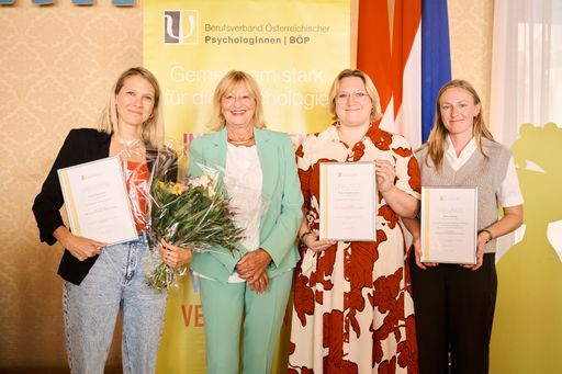 v.l.n.r : Magdalena Punz, BÖP-Präsidentin a.o. Univ.-Prof.in
Dr.in Beate Wimmer-Puchinger , Teresa Guggenberger, Miriam Steiner