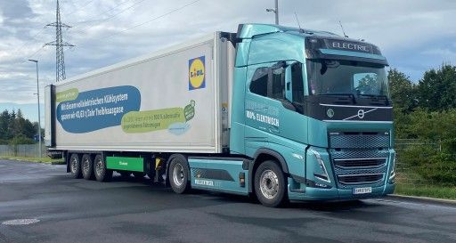 Vorschau Bild von Bild: Lidl übernimmt Verantwortung und trägt mit seiner Klimaoffensive im Rahmen seiner internationalen CSR-Strategie zur Erreichung der Pariser Klimaschutzziele bei. Die ersten E-Lkws zu Filialbelieferung sind bereits im Einsatz. (Abdruck für Pressezwecke honorarfrei, Fotocredit: Volvo Group Austria GmbH)
