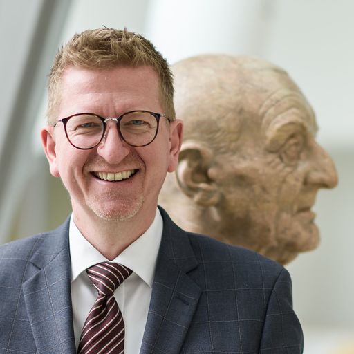 Portraitfoto Martin Rummel, Rektor Bruckner Universität Linz
