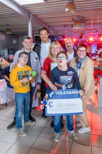 Vorschau Bild von Bild 02: v. l.: Die Zwillingskinder freuen sich über die
gesicherte Therapie mit Obfrau Andrea Keglovits-Ackerer und den
Vertretern der Volksbankenfamilie Elisabeth Fritz-Fraisl, Vorstand
VB Ost Verwaltung eG, Andreas Herold, Regionaldirektor der VOLKSBANK
WIEN AG und Günther Kastner, Filialleiter VB Wien AG für Schwechat
und Gramatneusiedl