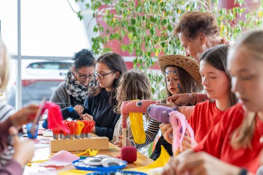 Vorschau Bild von Bild 03: Bei dem Fest haben die Kinder fleißig Steckenpferde
gebastelt.