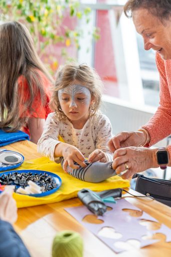 Vorschau Bild von Bild 05: Nach dem Kinderschminken ging es weiter zum Steckenpferd
basteln.