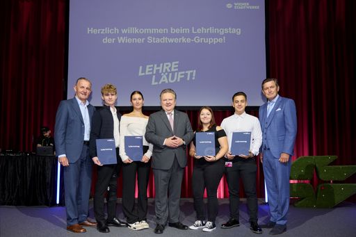 Lehrlingstag 2024 der Wiener Stadtwerke: Generaldirektor Peter
Weinelt, Bürgermeister Michael Ludwig und Stadtrat Peter Hanke mit
Lehrlingen der Wiener Stadtwerke.
