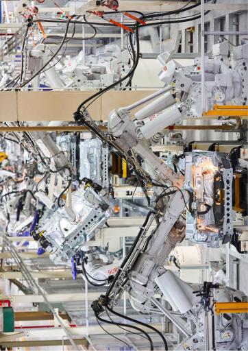 World Robotics 2024 Report: Der Absatz in der Automobilindustrie
in Deutschland stieg um 29 % auf 9.190 Einheiten im Jahr 2023. Dabei
installierten Automobilhersteller 5.001 Einheiten (+ 29 %) und
Automobilzulieferer 4.008 Einheiten (+ 31 %). In diesen Ergebnissen
spiegeln sich Nachholeffekte wider: Wegen fehlender elektronischer
Bauteile war die Produktion bei mehreren Herstellern vorübergehend
ausgesetzt worden. Im Jahr 2023 konnten die Aufträge abgeschlossen
werden. Der Marktanteil des Segments lag im Branchenvergleich bei 32
% aller installierten Roboter. / Weiterer Text über ots und
www.presseportal.de/nr/115415 / Die Verwendung dieses Bildes für
redaktionelle Zwecke ist unter Beachtung aller mitgeteilten
Nutzungsbedingungen zulässig und dann auch honorarfrei.
Veröffentlichung ausschließlich mit Bildrechte-Hinweis.