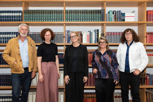 Jury, MAK Schindler Stipendien 2025/2026 (v. l. n. r.): Chris
Dercon (Generaldirektor, Fondation Cartier, Paris), Kristina
Schinegger (Architektin, soma architecture, Wien), Ann-Katrin Günzel
(Chefredakteurin, Kunstforum International, Köln), Lilli Hollein
(Generaldirektorin und wissenschaftliche Geschäftsführerin, MAK,
Wien) und Anna Jermolaewa (Künstlerin, Wien) © MAK/Stella Riessland