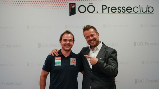 Vorschau Bild von Bild 2. von li. nach re.: Matthias Walkner (österreichischer
Motorrad Rallye Fahrer und Geschäftsführer Ing. Christoph
Hofstadler, MBA QUABUS pflegt eine langjährige erfolgreiche
Sponsoring Partnerschaft mit dem österreichischen Motorrad Rallye
Fahrer