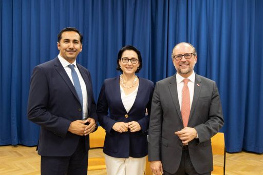 Vorschau Bild von Gespräch in der Donaustadt mit Bezirksparteiobmann der Wiener
Volkspartei Floridsdorf Leon Wassiq, Abg. z. NR Bezirkspartiobfrau
der Wiener Volkspartei Donaustadt Gudrun Kugler und Außenminister
Alexander Schallenberg