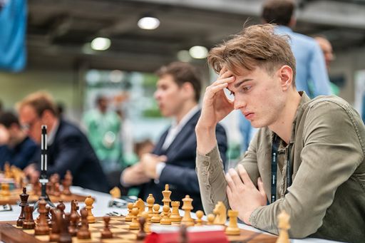  Österreich Herrenteam bei der Schach-Olympiade in Budapest. Im
Vordergrund ist Felix Blohberger.