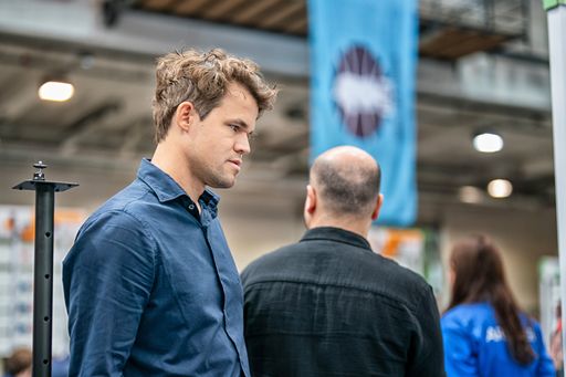 Vorschau Bild von Magnus Carlsen bei der Schach-Olympiade in Budapest.