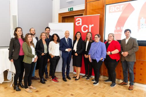  Beim der Kick-off Veranstaltung im Beisein von Bundesminister
Martin Kocher präsentierten die Projektleiter*innen die acht
geförderten KMU-Projekte. In der Mitte ACR-Geschäftsführerin Sonja
Sheikh, Bundesminister Martin Kocher und ACR-Präsidentin Iris
Filzwieser.