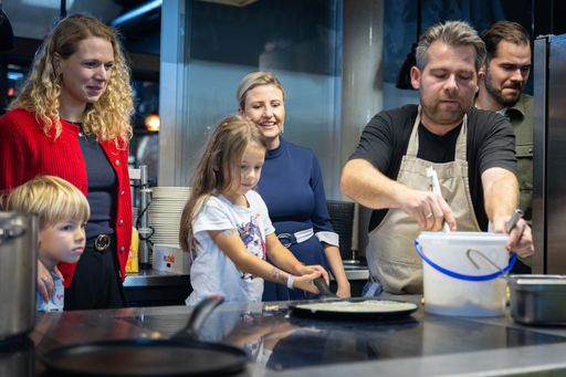 Familienministerin Susanne Raab, Familienbund-Präsidentin Johanna
Jachs bei der Palatschinken-Station, wo Taurum Chef Patrick Grubauer
gerade den Kindern erklärt, worauf es beim Herausbacken und Schupfen
ankommt.