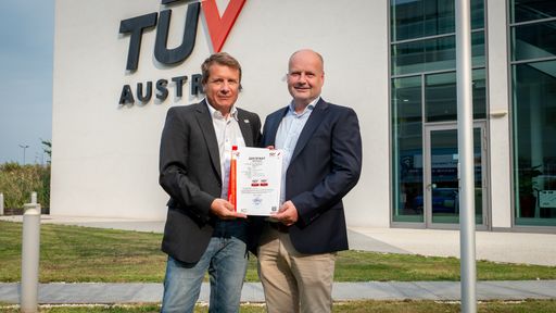 Vorschau Bild von Martin Swoboda, Brandschutzmanager TÜV AUSTRIA, und Christian
Lehner, Leitung Segmente Birner GmbH, bei der Zertifikatsübergabe.