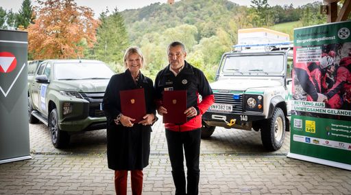 Verteidigungsministerin Klaudia Tanner und der Vizepräsident des
Bundesverbands des Österreichischen Bergrettungsdienstes, Michael
Miggitsch,