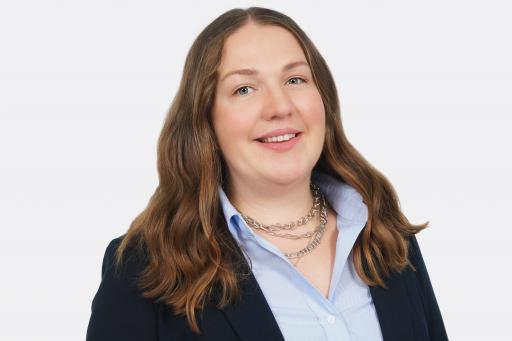 Evgeniya Paulis ist Managerin bei BDO und berät Unternehmen in
allen Belangen der Nach-haltigkeitsberichterstattung mit Fokus auf
EU-Taxonomie-Verordnung und Klimarisikoanaly-se.