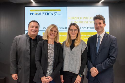  https://www.apa-fotoservice.at/galerie/38192 Im Bild von vLnR:
Gerald Fischer (Obmann von PH Austria), Eva Otter (Betroffene
Pulmonale Arterielle Hypertonie & Kontaktstelle für Betroffene PH
Austria und member of the Board PHA Europe), Moderatorin Uta
Müller-Carstanjen (Geschäftsführerin FINE FACHTS Health
Communicaiton), Gabor Kovacs, Assoz.-Prof. Dr.med.univ. PhD (Leiter
Research Unit Clinical & Translational Research in Pulmonary
Vascular Disease, Klinische Abteilung für Pulmonologie Medizinische
Universität Graz)