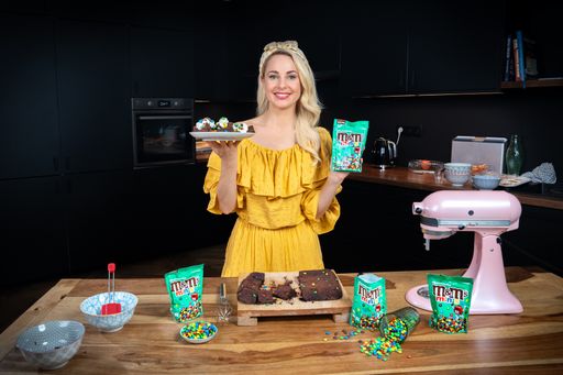  Presenter Silvia Schneider baking with the new M&M's Minis. /
Weiterer Text über ots und www.presseportal.de/nr/133832 / Die
Verwendung dieses Bildes für redaktionelle Zwecke ist unter
Beachtung aller mitgeteilten Nutzungsbedingungen zulässig und dann
auch honorarfrei. Veröffentlichung ausschließlich mit
Bildrechte-Hinweis.