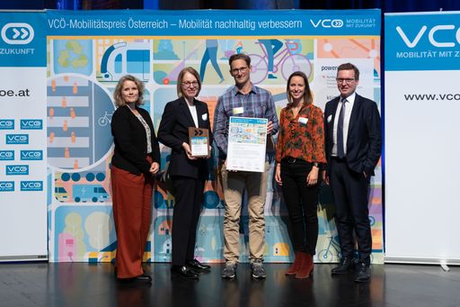  https://www.apa-fotoservice.at/galerie/38276
VCÖ-Geschäftsführerin Ulla Ramussen, Sektionsleiterin Cornelia Breuß
(BMK) sowie Geschäftsführer Alfred Loidl (Österreichische Postbus AG
- rechts im Bild) und Marketingleiterin Nicole Lunzer (woom, 2. von
rechts) gratulieren David Eichinger (Bildmitte) als Vertreter des
BG/BRG Ramsauerstraße Linz zum Gewinn des renommierten
VCÖ-Mobilitätspreises Österreich 2024.