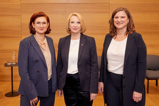  Ferda Ataman, Unabhängige Bundesbeauftragte für
Antidiskriminierung, Zweite Nationalratspräsidentin Doris Bures,
Sandra Konstatzky, Leiterin der Gleichbehandlungsanwaltschaft