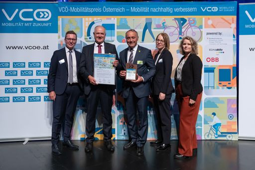  Herbert Moser, Knauf Logistikleiter und Peter Wanek-Pusset,
Eigentümer und CEO von Innofreight nahmen den VCÖMobilitätspreis in
der Kategorie „Klimaverträglicher Güterverkehr und Logistik"
entgegen.