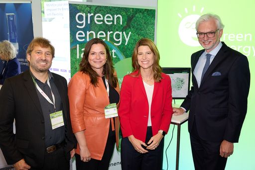  Von rechts: Michael Strugl, Präsident, und Barbara Schmidt,
Generalsekretärin von Oesterreichs Energie mit Andrea Edelmann,
Obfrau und Vorstandssprecherin, und Ludwig Fliesser, Communications
Manager von Green Energy Lab.