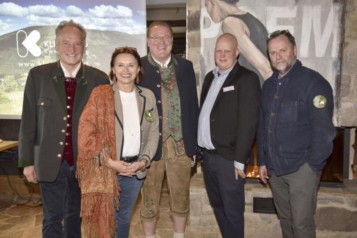 Vorschau Bild von Klimaberg Geschäftsführer Wolfgang Hinteregger, Anton Aschbacher
mit Staatssekretärin Susanne Kraus Winkler und Unternehmer Sepp
Schellhorn und 3-Hauben-Küchenchef Stefan Lastin.