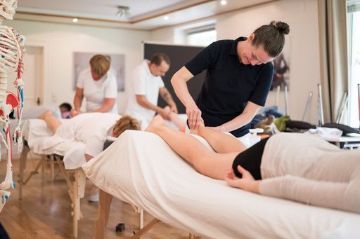  Unterricht in der Massageschule: Praxis und Theorie eng vernetzt