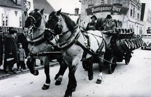 Vorschau Bild von Brausilvester war in früheren Tagen ein breitenwirksames
Ereignis, das die Freude auf die kommende Biersaison zum Ausdruck
brachte. Bierfässer wurden damals auch noch mit 2 PS ausgeliefert.