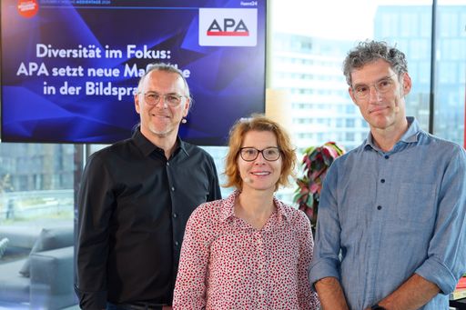 Luzia Strohmayer-Nacif, Leitung APA-Visual-Desk, und APA-Fotograf
Roland Schlager (re.) diskutierten unter der Moderation von
Christian Kneil (li., stv. Chefredakteur APA) die Herausforderungen
visueller Stereotype und die Förderung einer inklusiveren
Medienlandschaft.
