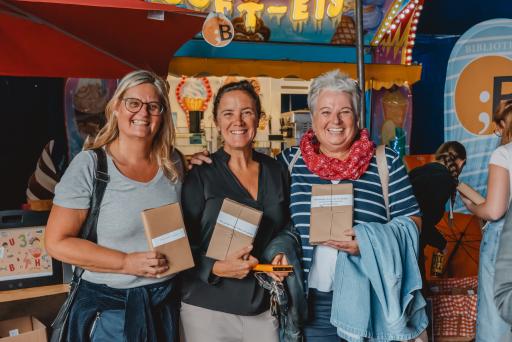 Vorschau Bild von Am Stand der Öffentlichen Bibliotheken stand ein „Blind Date mit
einem Buch“ auf dem Programm: Die Bücher waren verpackt und nur ein
Satz aus dem Inhalt war außen zu lesen.