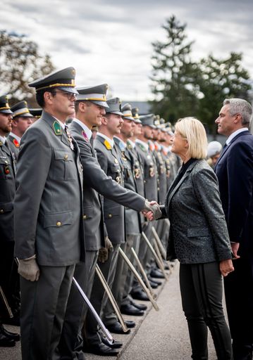 Vorschau Bild von Verteidigungsministerin Klaudia Tanner gratuliert jedem Leutnant
persönlich zur Ausmusterung