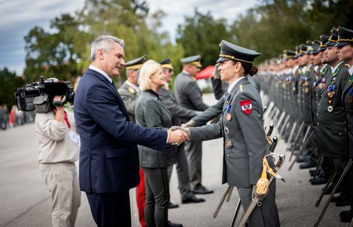 Vorschau Bild von Bundeskanzler Karl Nehammer gratuliert jedem Leutnant persönlich
zur Ausmusterung mit Handschlag