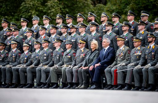 Federal Army: Ceremonial acceptance of 118 lieutenants into the Federal Army