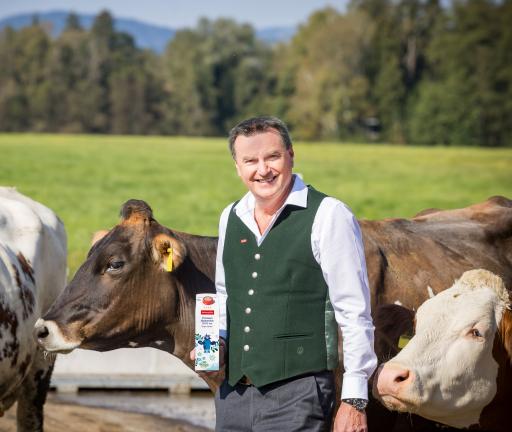 Andreas Gasteiger präsentiert die neue 365-Tage-Freilaufmilch