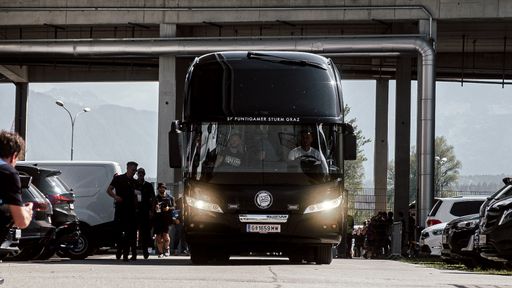  Der SK Sturm Graz hat für die diesjährige UEFA Champions
League-Saison eine strategische Kooperation mit busfinder.com, dem
führenden Anbieter für Mobilitätslösungen bei Großveranstaltungen,
geschlossen, um die Anreise seiner Fans zu den Heimspielen in
Klagenfurt klimafreundlich zu gestalten. Denn der größte Teil der
Emissionen bei einem Sportklub entfällt auf die Fanmobilität.