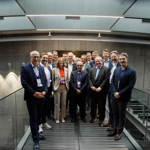 Auf Einladung der Plattform Industrie 4.0 Austria und des Gaia-X
Hub Austria trafen sich Vertreter:innen der europäischen Initiative
Manufacturing-X im Rahmen der Technology Talks Austria 2024 am 13.
September in Wien. Ziel der Veranstaltung war es, die aktuellen
Digitalisierungsansätze zur Schaffung von Datenräumen in der
Industrie zu diskutieren. In der globalen Wirtschaft konkurrieren
längst nicht nur einzelne Firmen, sondern ganze Regionen und
industrielle Ökosysteme miteinander.