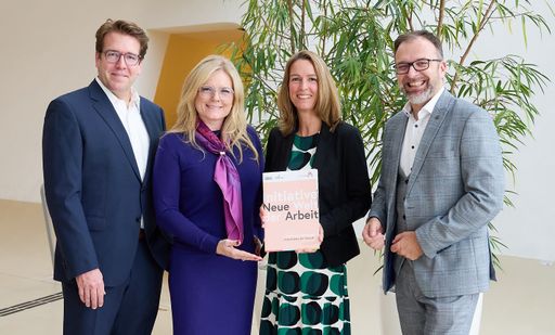  Foto v.l.n.r.: Jonas Puck (Institute for International Business,
WU Wien), Monica Rintersbacher (Geschäftsführerin Leitbetriebe
Austria), Birgit Meyer (Managerin BDO Consulting), Fritz Kaltenegger
(CEO café+co International).
