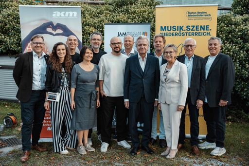  Gruppenfoto der Organisatoren, Lehrenden und Ehrengäste bei Music
In The Woods 2024.