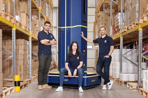 Vorschau Bild von Das Gründungsteam von Dexory (von links nach rechts): Andrei
Danescu, CEO und Co-Founder, Oana Jinga, Chief Commercial and
Product Officer und Co-Founder, Adrian Negoita, Chief Technology
Officer und Co-Founder